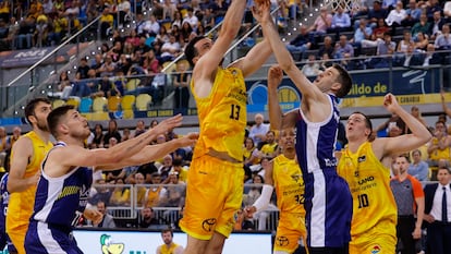 Pierre Pelos y Xabi López-Aróstegui durante el segundo partido de la eliminatoria de cuartos entre Gran Canaria y Valencia.