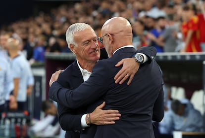 Didier Deschamps, entrenador de Francia, saluda a Luis de la Fuente, entrenador de España.