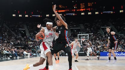 Chima Moneke (izquierda) durante el partido ante el París este viernes.