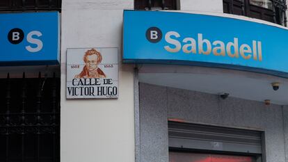 Un cajero del Banco Sabadell en el centro de Madrid.