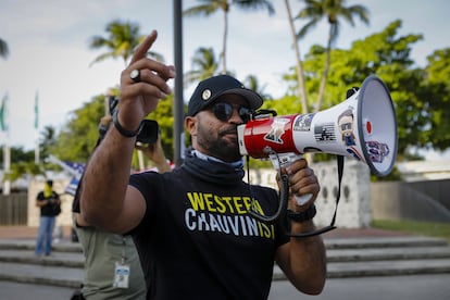 El líder de los Proud Boys, Enrique Tarrio, durante un acto del movimiento Black Lives Matter en Miami, el 25 de mayo de 2021.