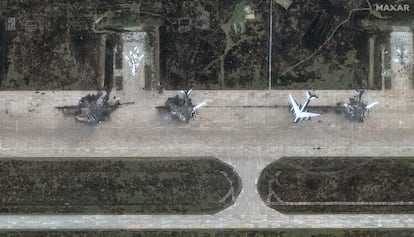 Imagen satelital captada el pasado 4 de junio por Maxar Technologies que muestra la destrucción de tres aviones TU95MS en la base aérea rusa de Belaya.