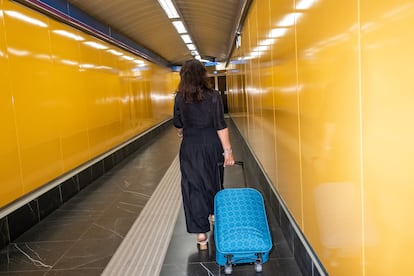 Anita, caminando por el metro de Madrid de vuelta al aeropuerto.