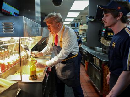 El, por entonces expresidente Donald Trump, candidato presidencial republicano, sirve patatas fritas en la cocina durante una visita a un restaurante McDonalds en Feasterville-Trevose, Pensilvania, el domingo 20 de octubre de 2024.