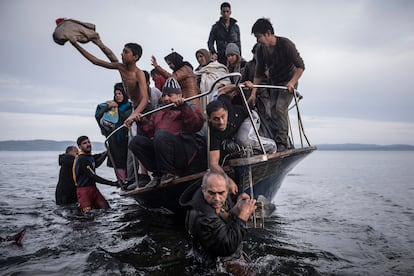 Grecia, 2015. Una embarcación repleta de refugiados llega a Lesbos; el traficante turco fue arrestado al regresar.