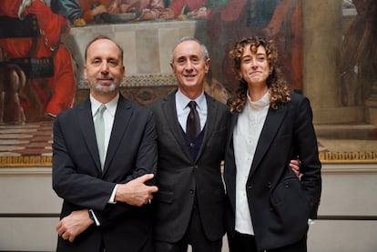 Los comisarios Guido Beltramini, Francesca Borgo y Giulio Manieri Elia, director de la Galería de la Academia de Venecia.