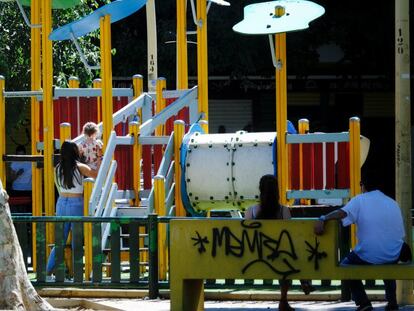 Ambiente en un parque infantil de Sevilla.