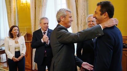 Alfonso Rueda abraza a Alfonso Villares durante la toma de posesión de la nueva conselleira do Mar, Marta Villaverde, el 5 de junio.