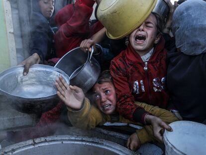 La gente se reúne para recibir comida del comedor social de Rafah, (Franja de Gaza), 2 de enero de 2025