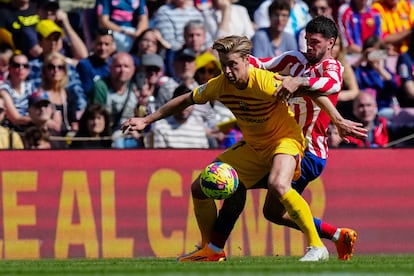 Frenkie De Jong disputa el balón ante Rodrigo.