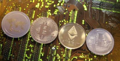 Representación de las criptodivisas XRP, bitcoin, ethereum y litecoin.
