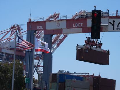 Contenedores en la terminal de carga del puerto de Long Beach (California).