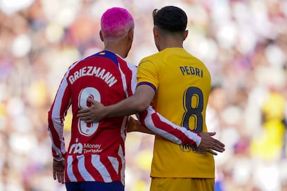 Griezmann y Pedri, durante el encuentro.