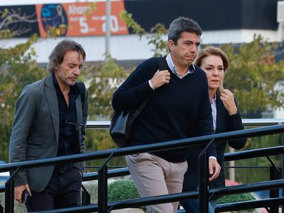El president de la Generalitat, Carlos Mazón (c), a su llegada a la reunión del Centro de Coordinación Operativa Integrada (CECOPI) en el Centro de Coordinación de Emergencias de la Generalitat, en L'Eliana, Valencia el 18 de noviembre