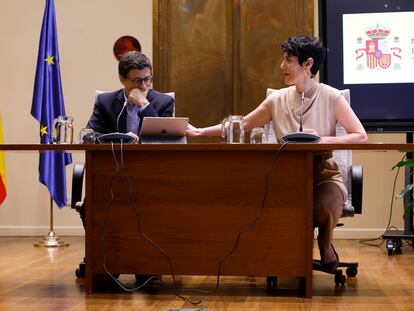 La ministra de Inclusión, Seguridad Social y Migraciones, Elma Saiz (d), y el secretario de Estado de la Seguridad Social, Borja Suárez.