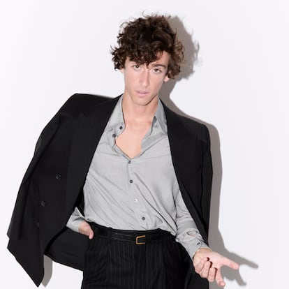 Álvaro Lafuente posa en exclusiva para ICON contraje y camisa Saint Laurent. El reloj es Cartier.