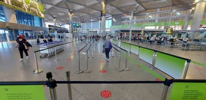Señales de distancia por la Covid-19 en el aeropuerto de Málaga-Costa del Sol.