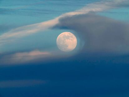 La luna llena se eleva por encima de las nubes al atardecer en Lisboa, el sábado 14 de diciembre de 2024