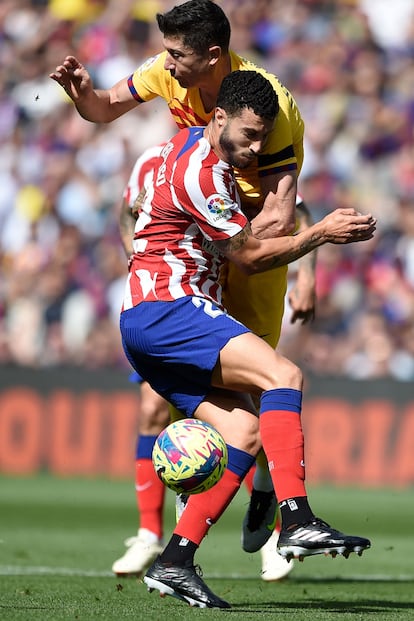 Lewandowski y Carrasco chocan durante el partido.