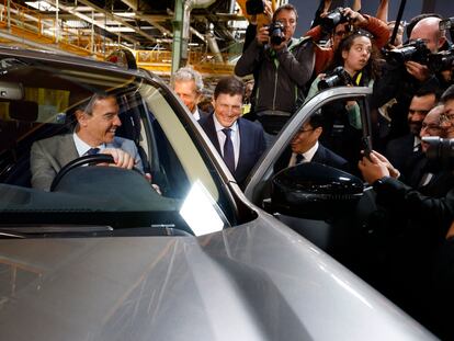 El presidente del Gobierno, Pedro Sánchez (i), prueba uno de los coches electricos de Chery tras el acto de firma del acuerdo para el aterrizaje del grupo automovilístico chino Chery en las antiguas instalaciones de Nissan en Barcelona en 2024.