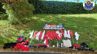 Material incautado a ultras del Atlético en Vitoria antes del choque ante el Alavés.