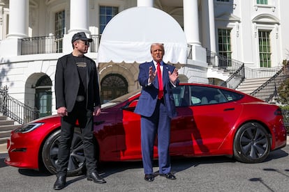 Elon Musk y Donald Trump, el pasado mes de marzo en la Casa Blanca con un coche de Tesla detrás.