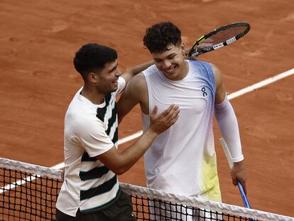 Alcaraz y Shelton se saludan tras el partido del domingo en la Chatrier.