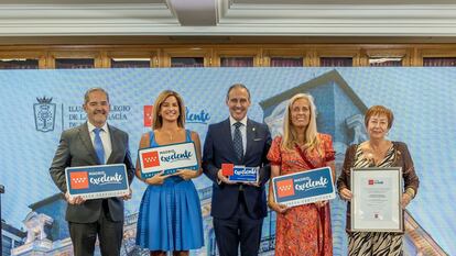 Entrega del Sello Madrid Excelente al ICAM. De izq. a dcha.: José Ramón Couso, Elena Mantilla, Eugenio Ribón, Rocío Albert y Lola Fernández.