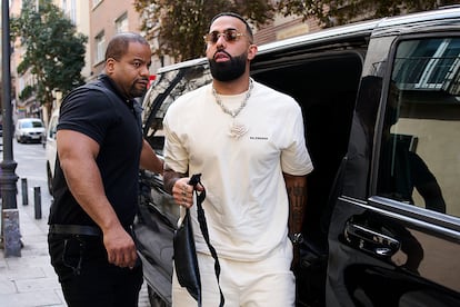Eladio Carrión llegando a la tienda de Nude Project con una camiseta de Balenciaga.