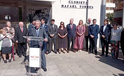 Rafael Torres, en primer plano, en la inauguración de la glorieta sevillana que lleva su nombre.