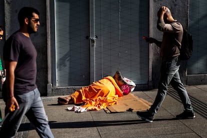 Una persona sin hogar en los alrededores de la Plaza Mayor de Madrid