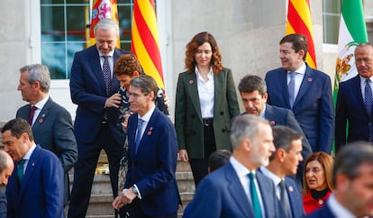 Varios dirigentes autonómicos tras la foto de familia de la anterior Conferencia de Presidentes celebrada en Santander.