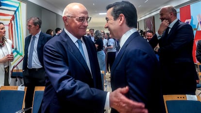 El presidente del Banco Sabadell, Josep Oliu, junto a su homólogo en el BBVA, Carlos Torres Vila, en una imagen tomada el pasado mes de abril.