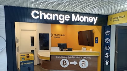 Casa de cambio de Prosegur en el aeropuerto internacional de El Salvador, este miércoles.