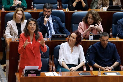 La portavoz de Más Madrid, Manuela Bergerot, en el pleno de la Asamblea del 8 de mayo.