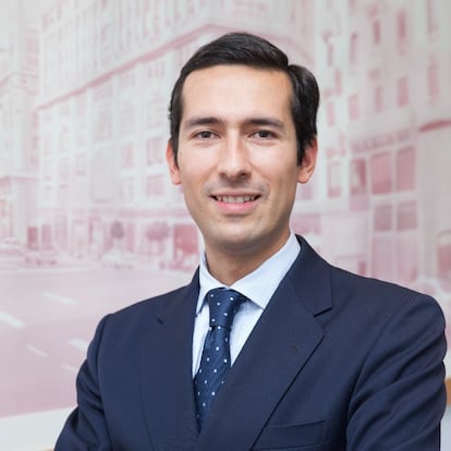 Teodoro Díez se une a IBA Capital como jefe de gestión y desarrollo de activos. Durante los últimos 11 años, ha estado al frente del departamento de gestión de activos de Drago Capital, donde ha liderado proyectos de diversas tipologías en España, Portugal y Miami. Su trayectoria incluye seis años en Axa Investment Managers, donde fue responsable de la gestión y optimización de una cartera con activos de distintas tipologías, y otros dos en Grupo Lar.