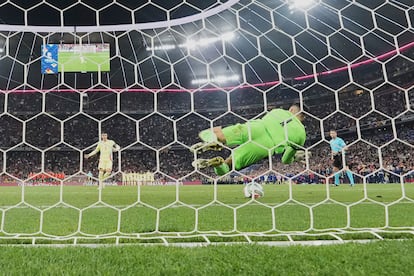 Diogo Costa detiene el penalti de Álvaro Morata este domingo.