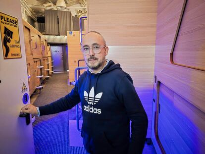 Luis Miranda, profesor de FP en Madrid, muestra la sala de cápsulas donde pernocta.