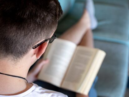 Un joven leyendo una novela.