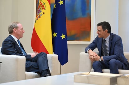 El presidente de Microsoft, Brad Smith, a la izquierda, reunido con el presidente del Gobierno Pedro Sánchez, esta tarde en La Moncloa.
