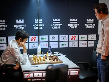 Carlsen mira la partida de Gukesh este jueves en Stavanger (Noruega)