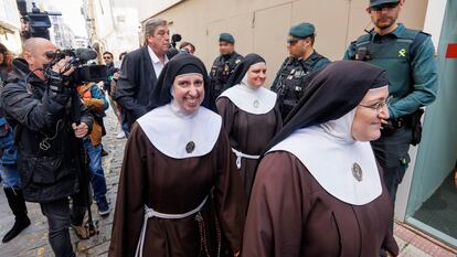 Las exmonjas del convento de las Clarisas de Belorado, a las puertas del juzgado de Primera Instancia e Instrucción número 1 de Briviesca, este miércoles.