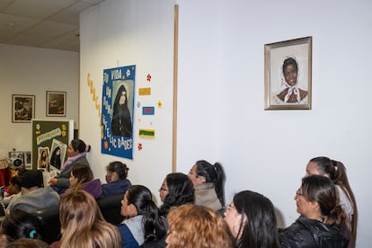 Mujeres inmigrantes durante el sorteo de la iglesia de las Religiosas de María Inmaculada.