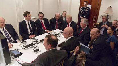 Donald Trump y su equipo en la Casa Blanca durante una sesión informativa sobre los bombardeos en Siria.