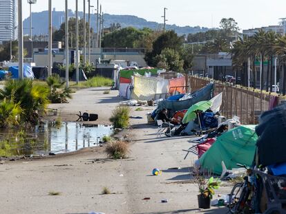Campamento de personas sin hogar en un descampado junto a la ronda Litoral de Barcelona.