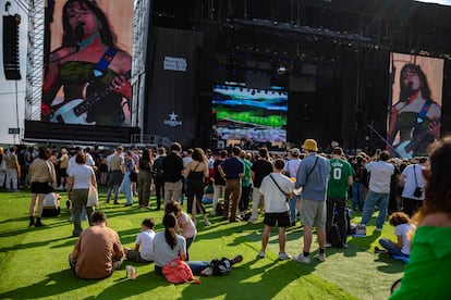 Familia con niños en la pasada edición del Primavera Sound en Barcelona, durante el concierto del grupo Black Country, New Road.