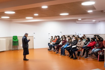 Sor Pilar, explicando el proceso de selección para lograr un empleo.