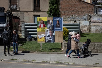 Carteles electorales en la carretera de Ripoll. Sílvia Orriols, la alcaldesa, es candidata a la presidencia de la Generalitat.