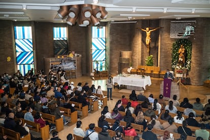 Paco Blanco, párroco de la iglesia Nuestro Sagrado Corazón, se dirige a los inmigrantes durante el sorteo.