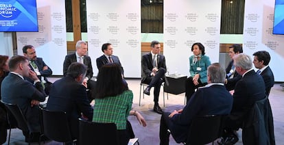 El presidente del Gobierno, Pedro Sánchez, con ejecutivos del Ibex en Davos.